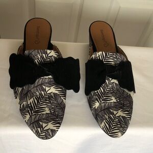 BareTraps Black and White Leaf Pattern Mules